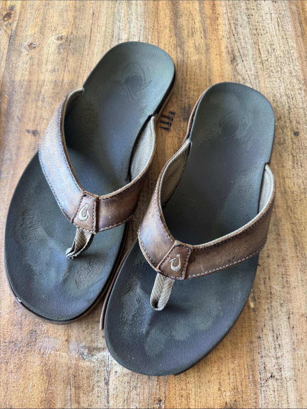 OluKai Men's Brown Leather Flip-Flop Sandals
